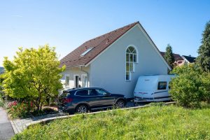 Stellplätze vorm Haus