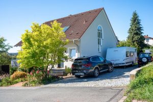 Stellplätze vorm Haus
