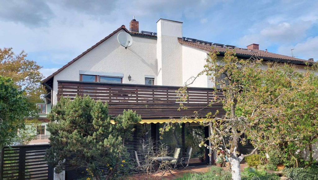 Hausansicht mit Terrasse