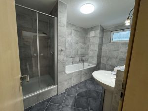 Badezimmer mit Wanne und Dusche