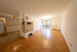 Wohnzimmer mit Kachelofen