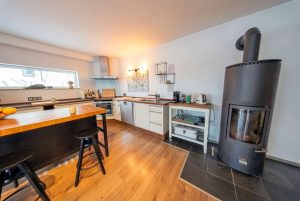 offener Essbereich mit Kachelofen