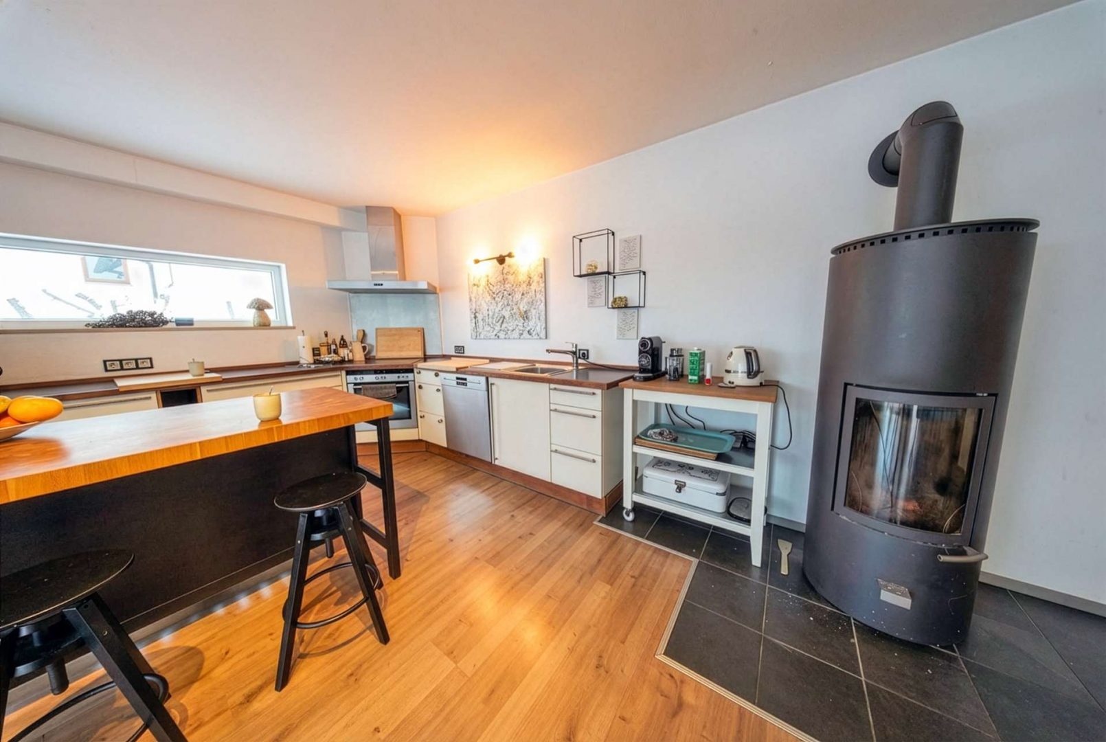 offener Essbereich mit Kachelofen