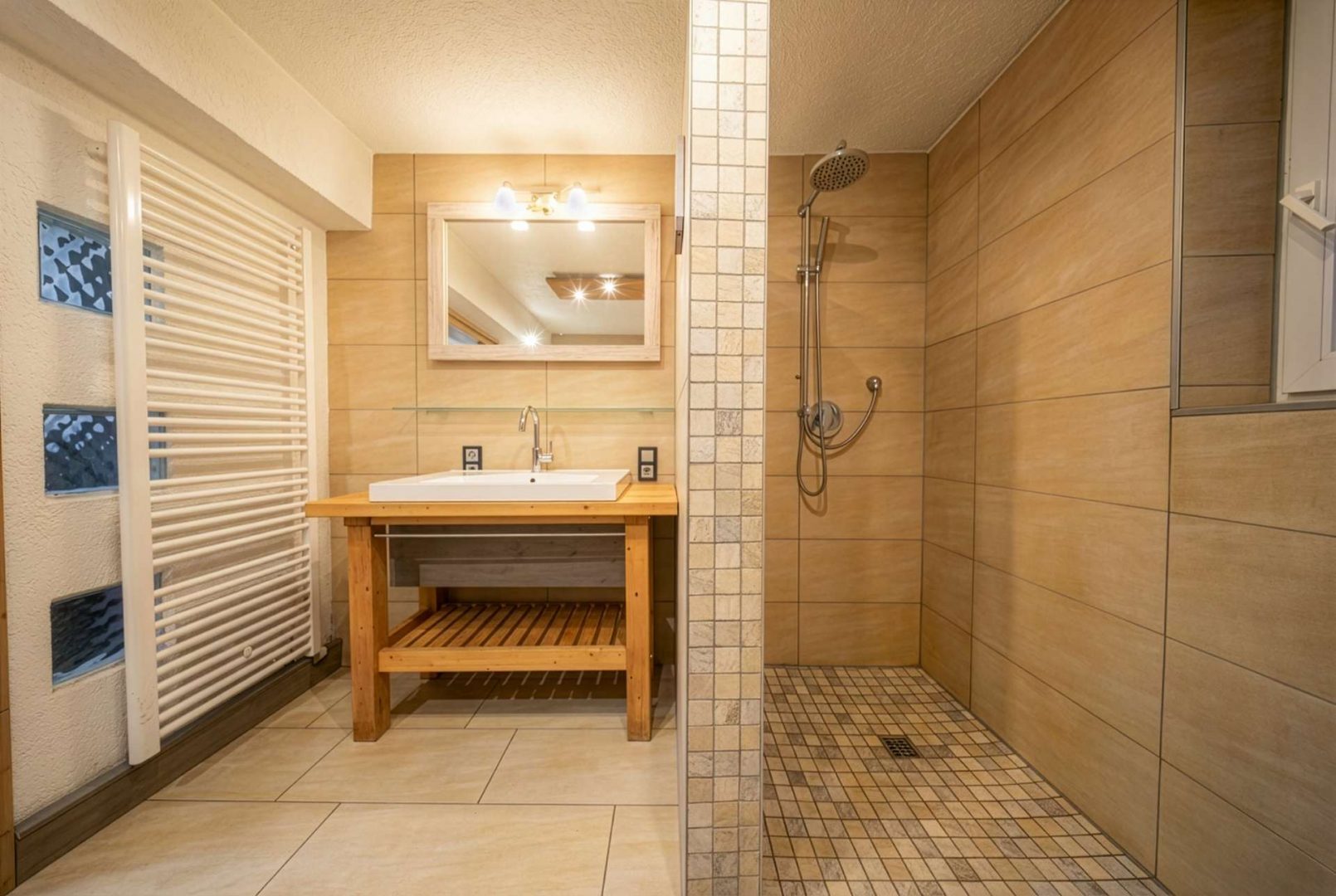 Badezimmer mit Dusche