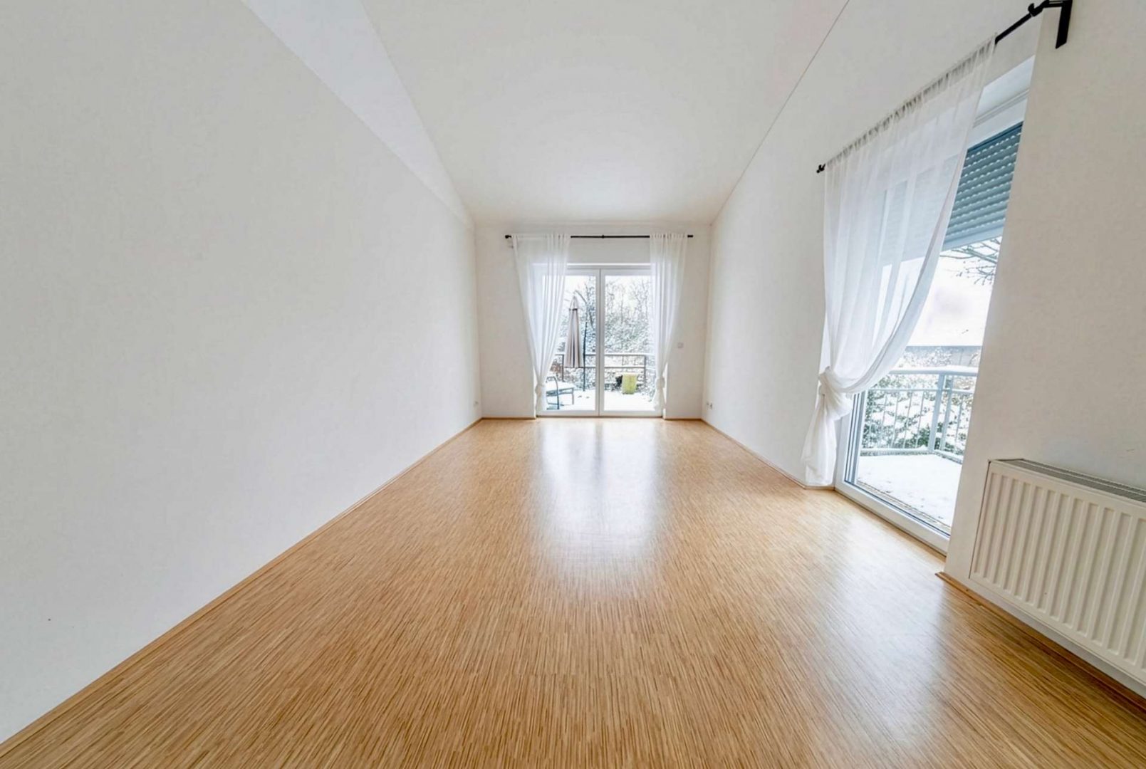 Kinderzimmer 2 mit Blick in Garten