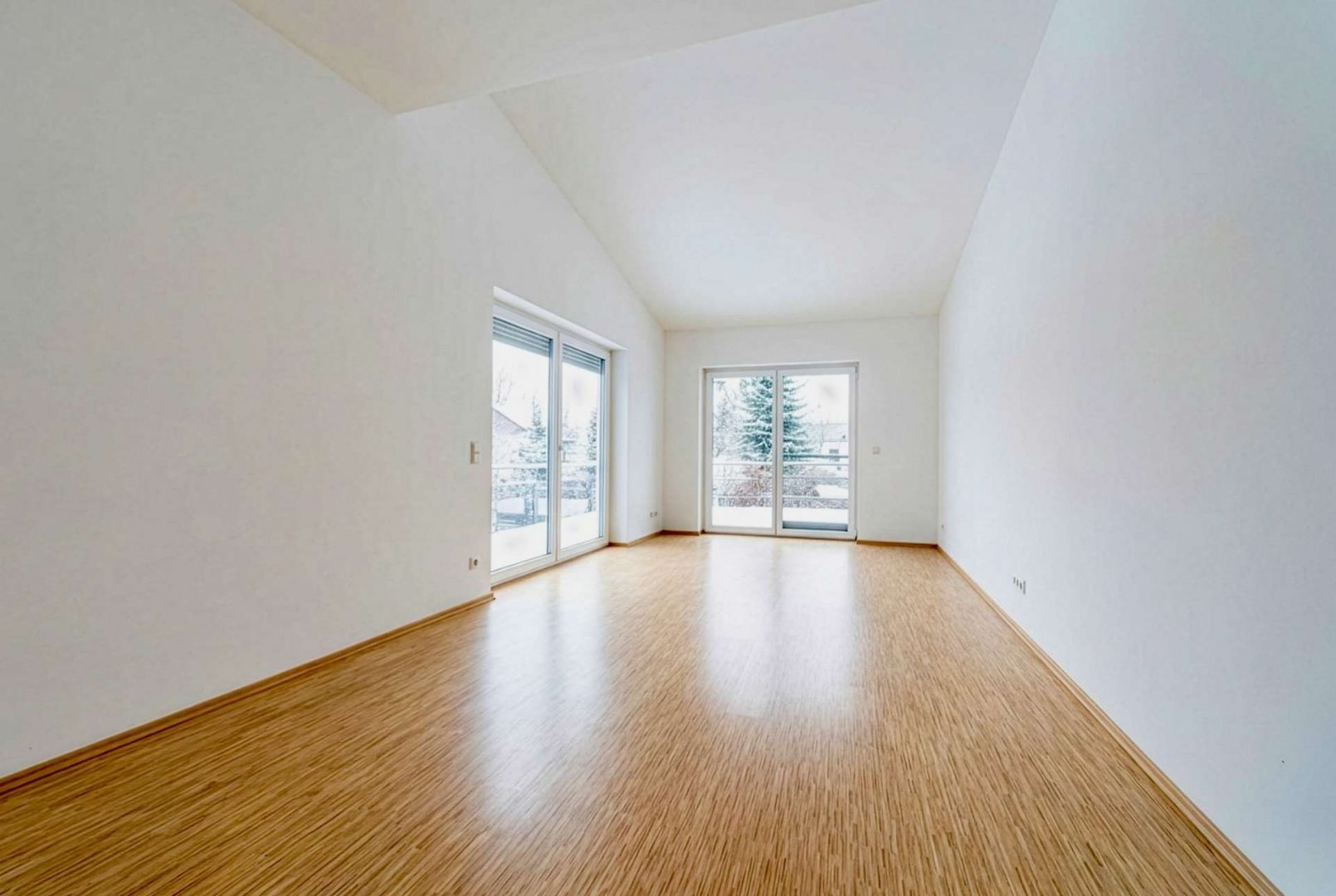 Kinderzimmer 1 mit Blick in Garten