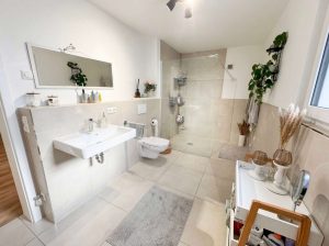 Badezimmer mit bodentiefer Dusche