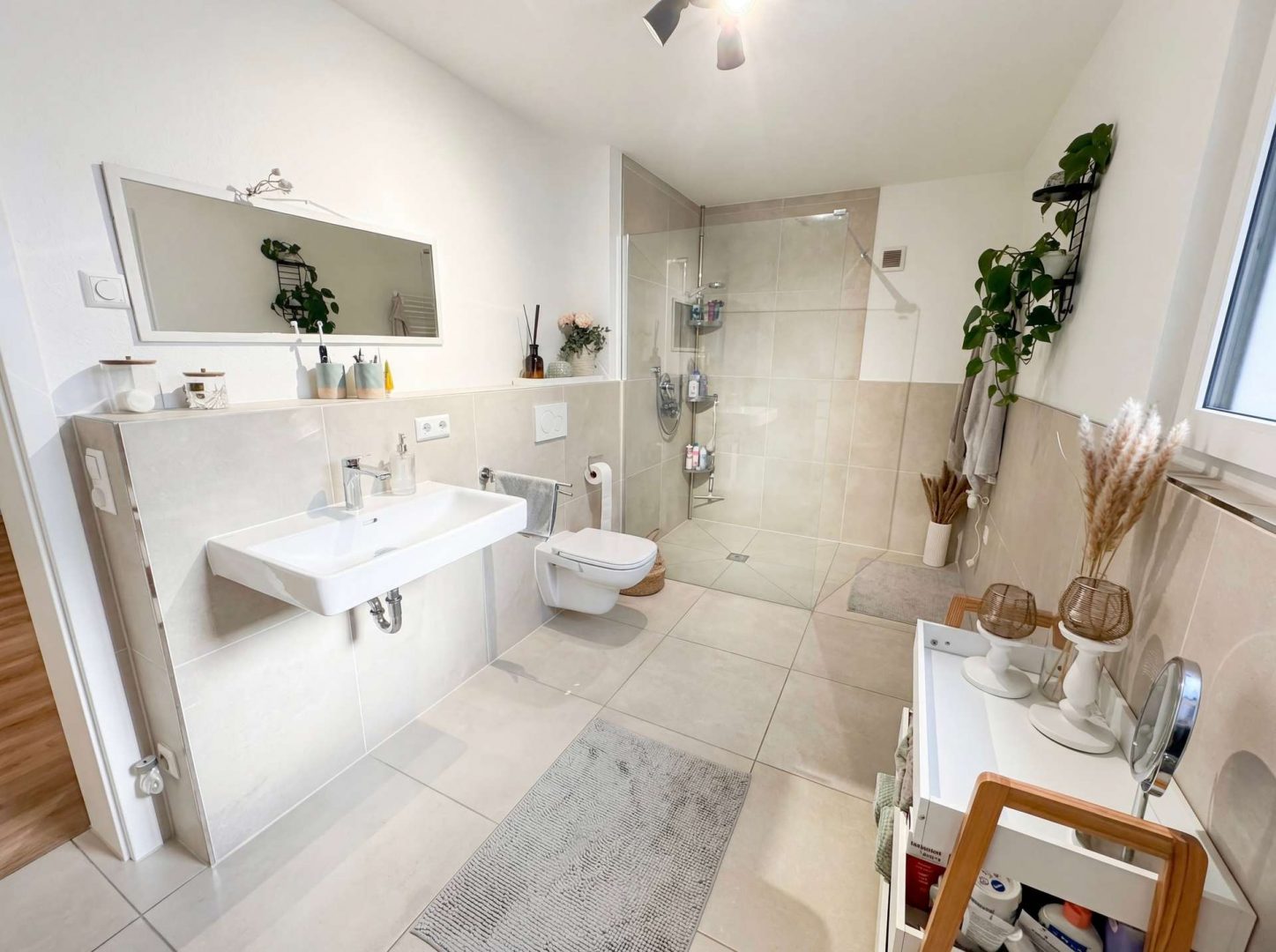 Badezimmer mit bodentiefer Dusche