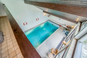 Blick auf Schwimmbad