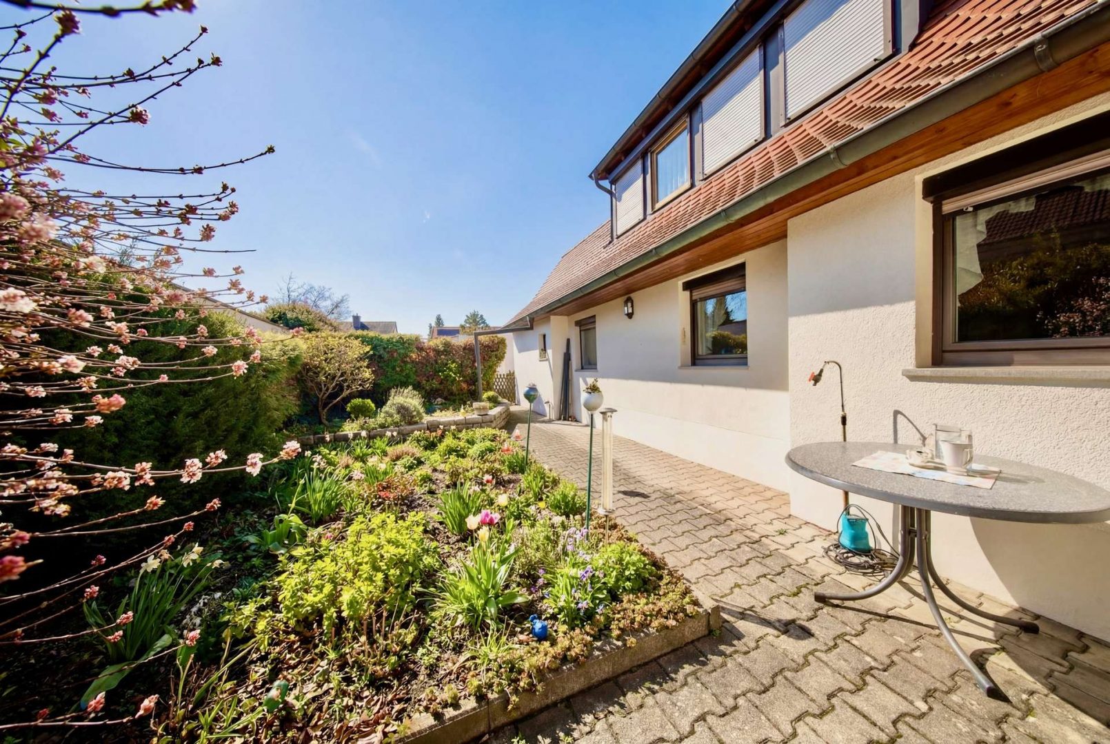 Gartenanlage ums Haus