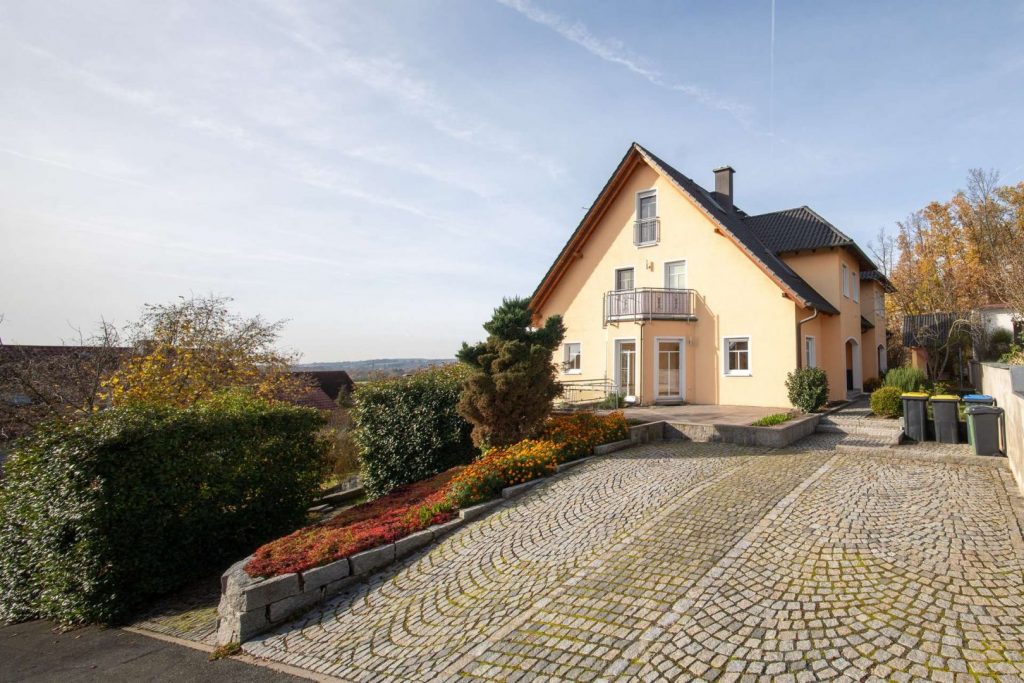 Einfahrt und Blick aufs Haus