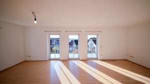 Wohnzimmer mit Zugang zum Balkon