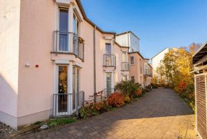 Weg entlang des Gebäudes