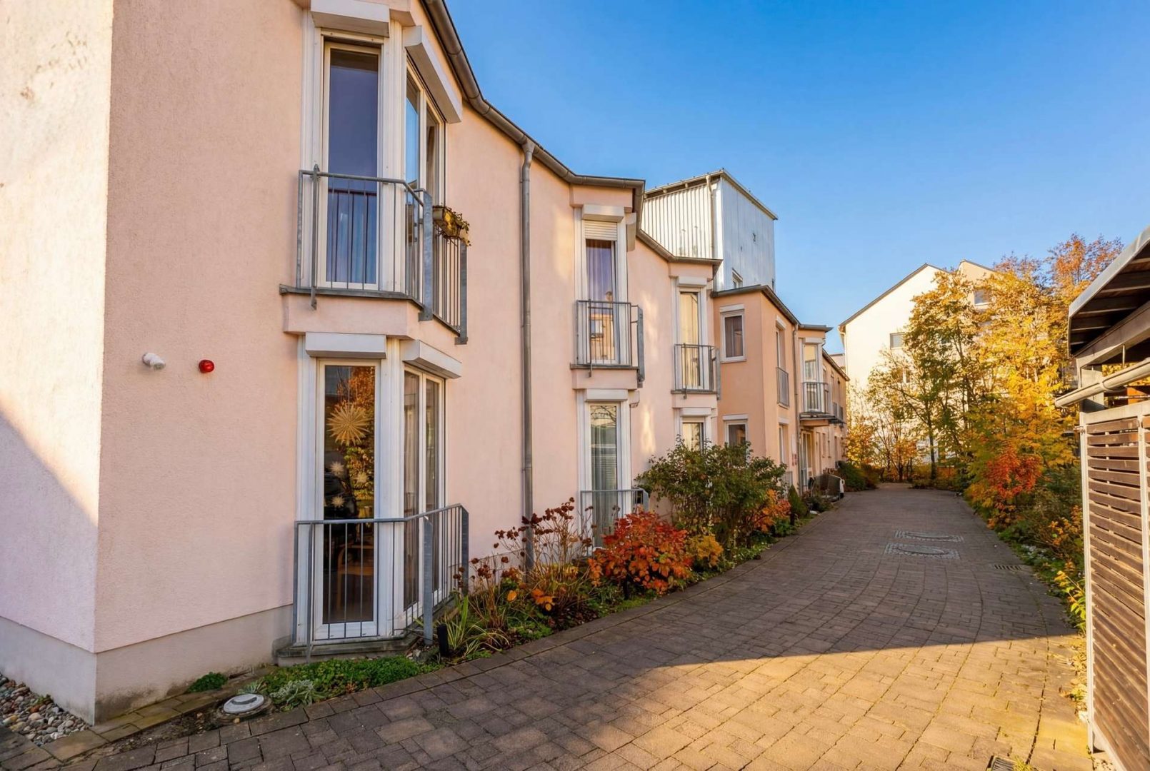 Weg entlang des Gebäudes