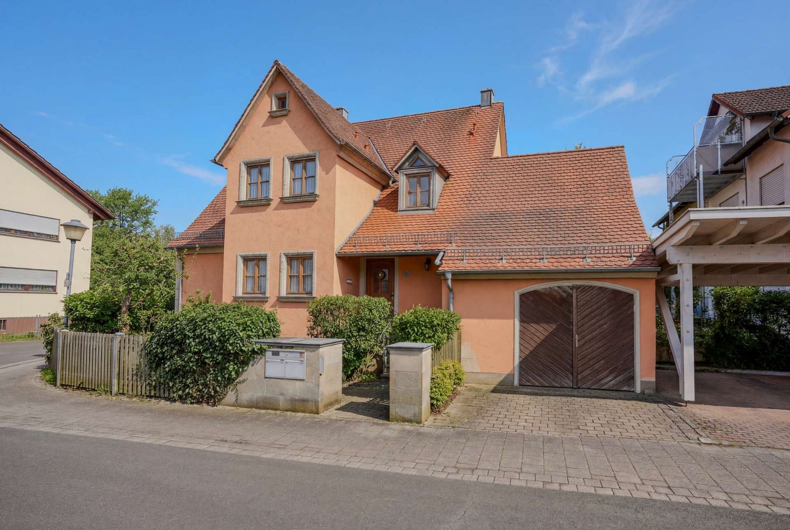 Aussenansicht mit Garage