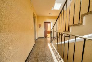 Treppenhaus mit Aufzug