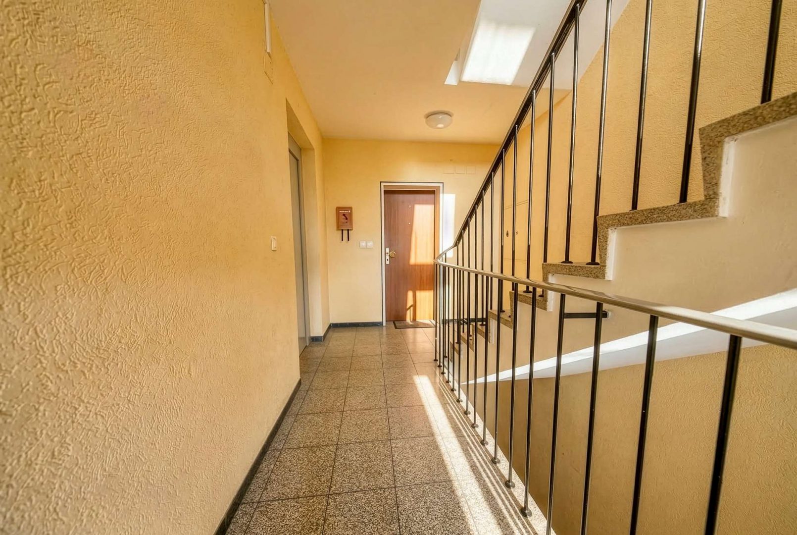 Treppenhaus mit Aufzug