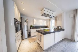 Einbauküche mit Granitplatte