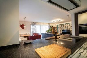 Blick aus der Küche in Wohnbereich