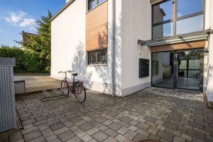 Hauseingang mit Fahrradstellplätzen
