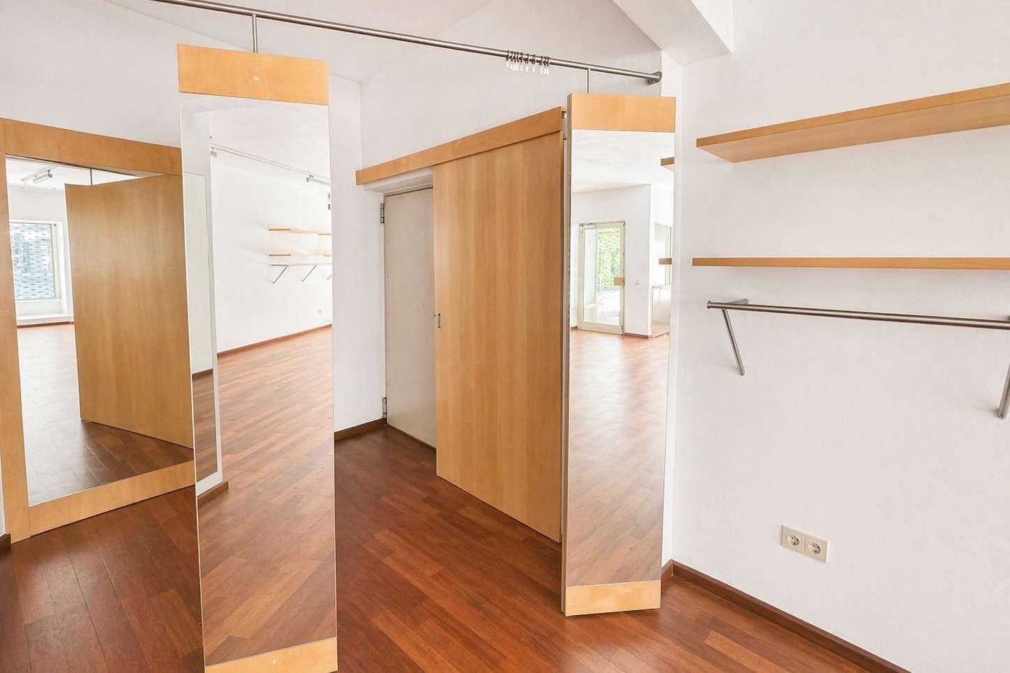 Eingang seitlich zur Ladenfläche