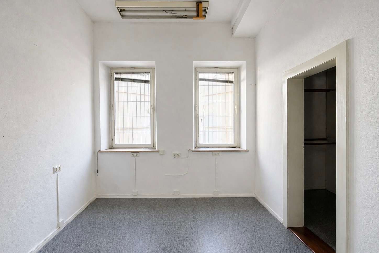 Lagerraum hinter der Ladeneinheit