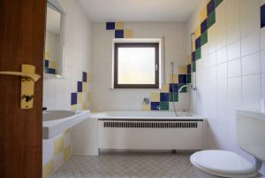 Badezimmer mit Badewanne EG