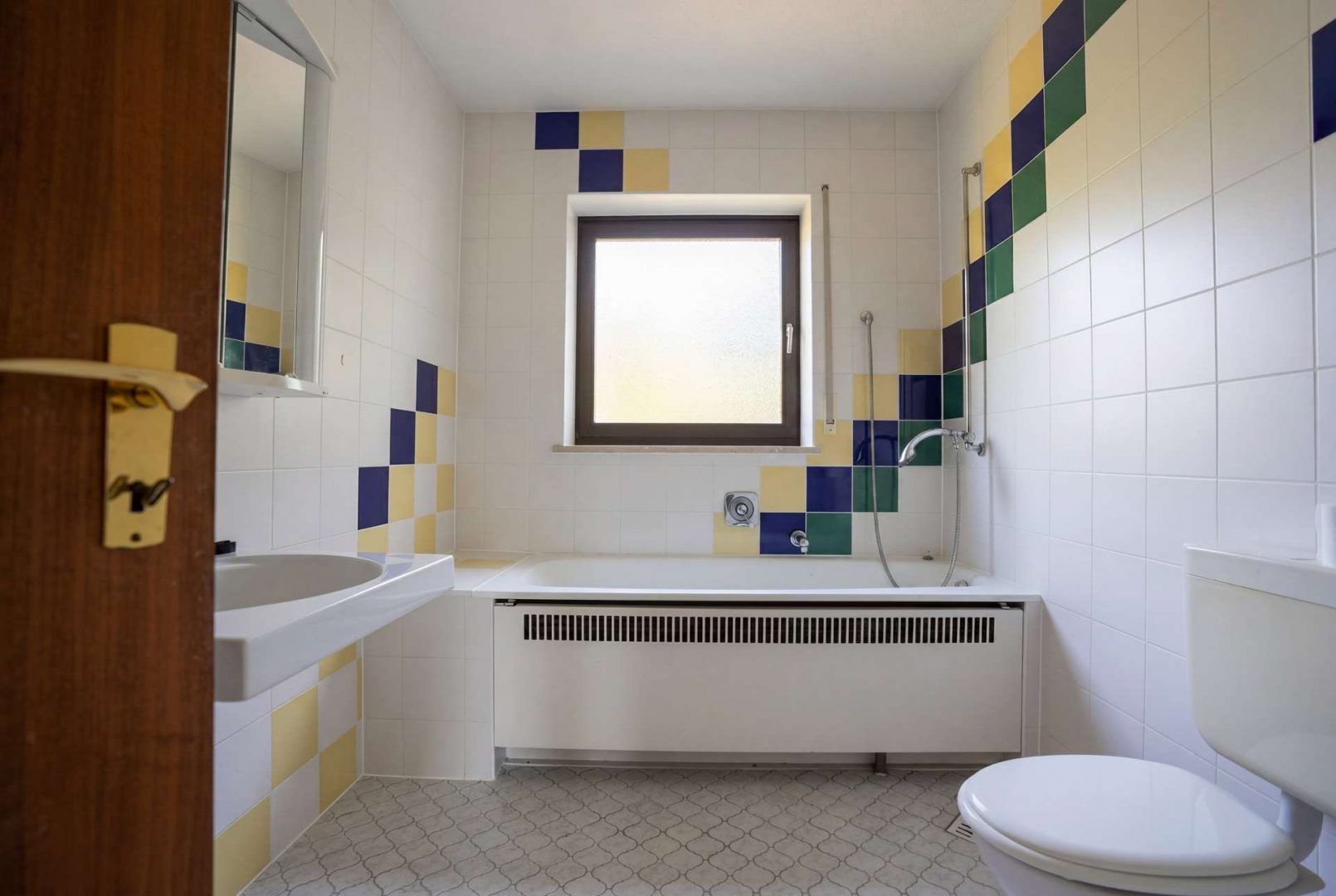 Badezimmer mit Badewanne EG