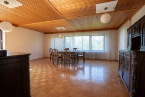 Wohnzimmer mit Zugang Balkon