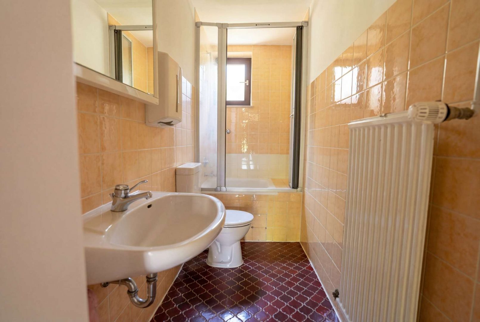 Badezimmer mit Dusche UG