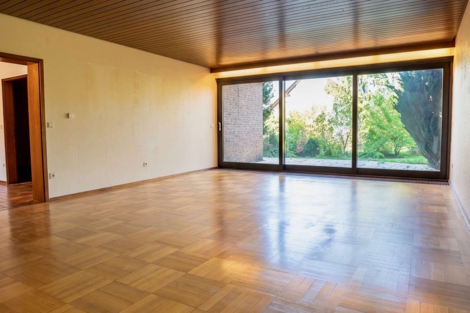 helles Wohnzimmer mit Zugang zur Terrasse