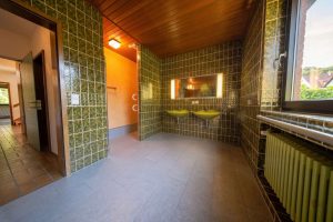 großes Badezimmer im EG