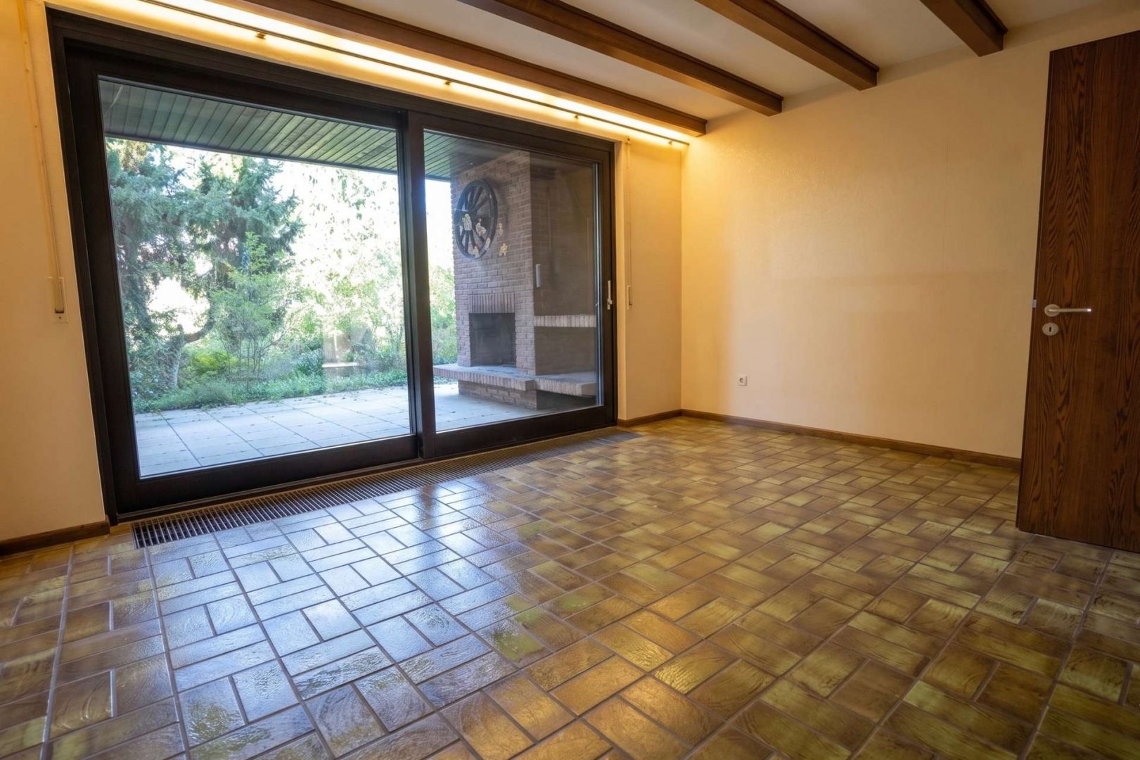 Esszimmer mit Zugang zur Terrasse