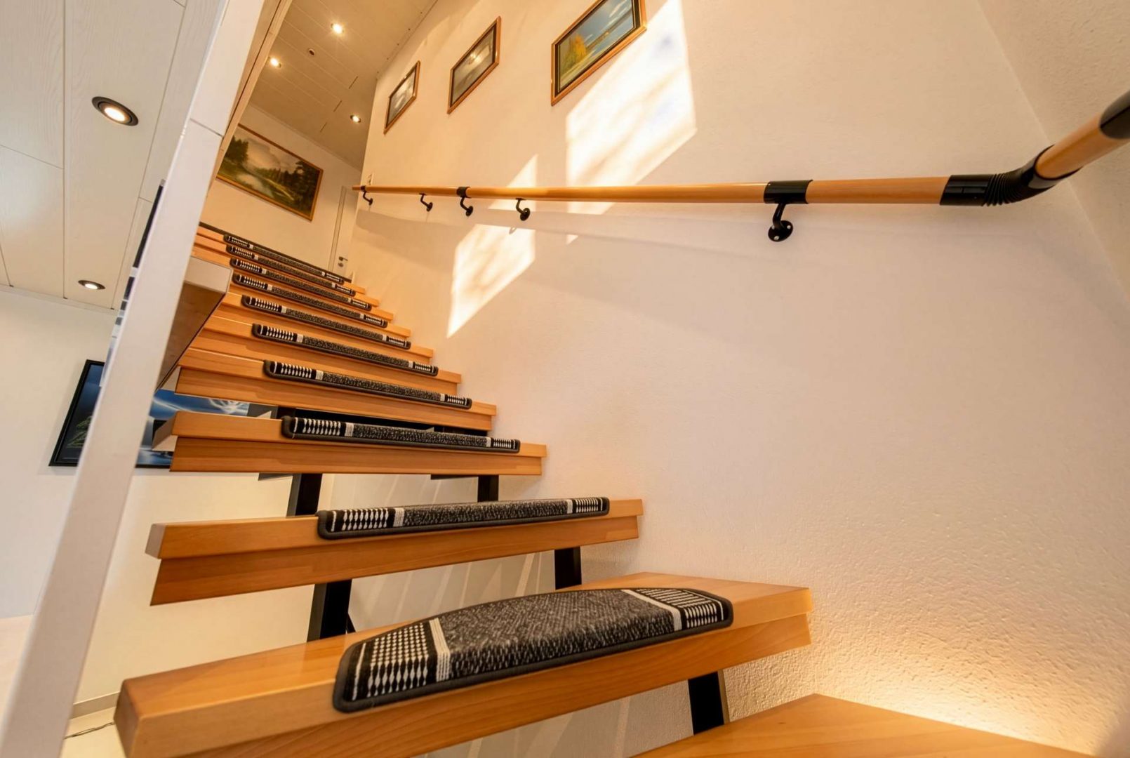 Treppen ins Obergeschoss
