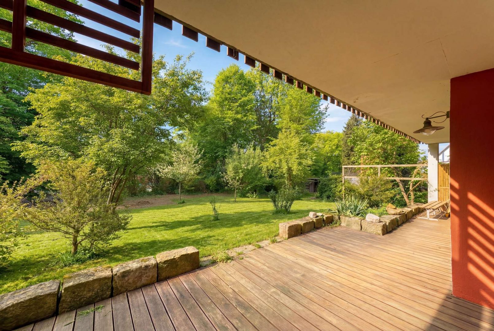 Terrasse mit Blick in Garten