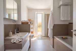 Badezimmer mit Dusche und Wanner