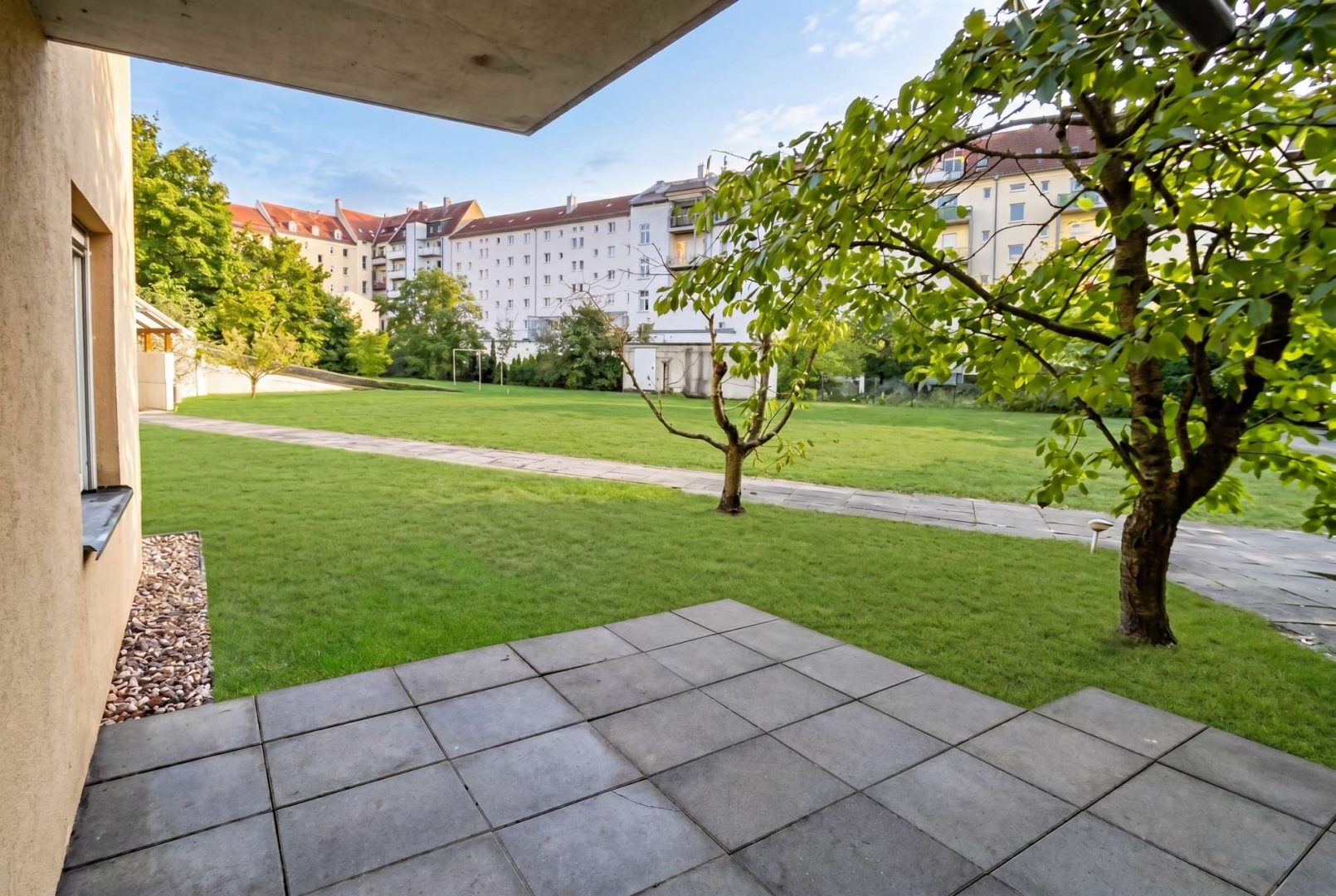 Terrasse mit Blick in den Gemeinschaftsgarten