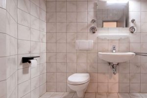 Badezimmer mit Dusche und WC