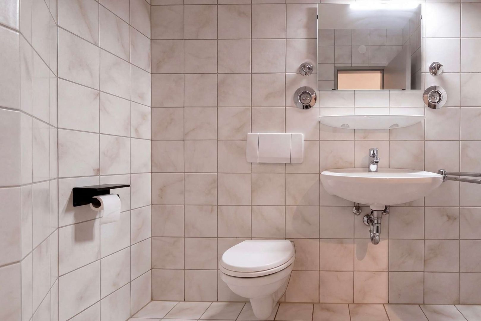 Badezimmer mit Dusche und WC