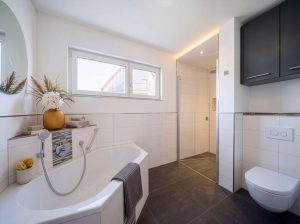 Badezimmer mit Dusche und Wanne