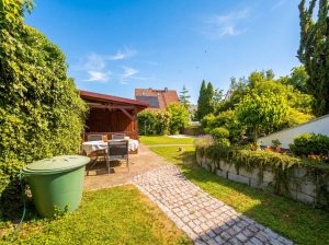Sitzecke mit Gartenhaus
