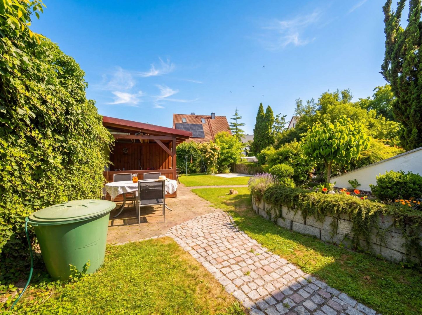 Sitzecke mit Gartenhaus