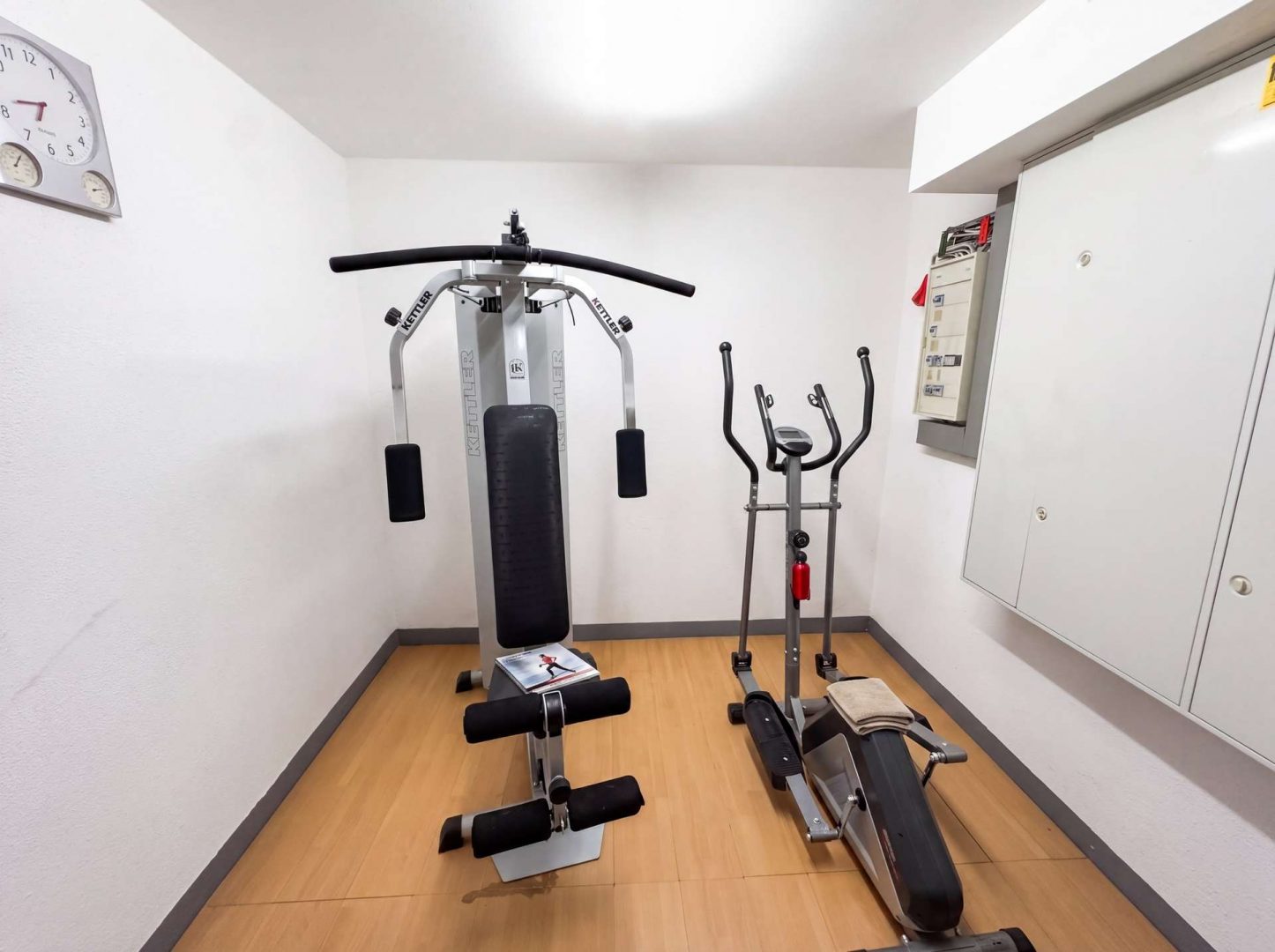 Fitnesskeller (KI bearbeitet)