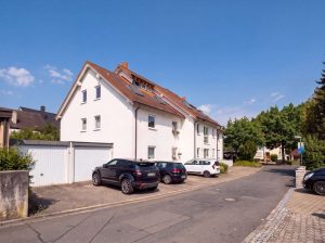 Aussenansicht mit Stellplatz (KI bearbeitet)