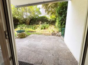 Terrasse mit kleinen Gartenanteil (KI bearbeitet)