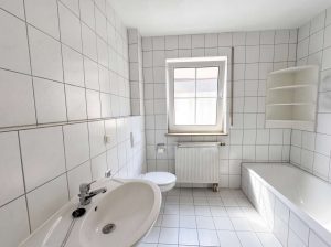 Badezimmer mit Dusche und Wanne (KI bearbeitet)