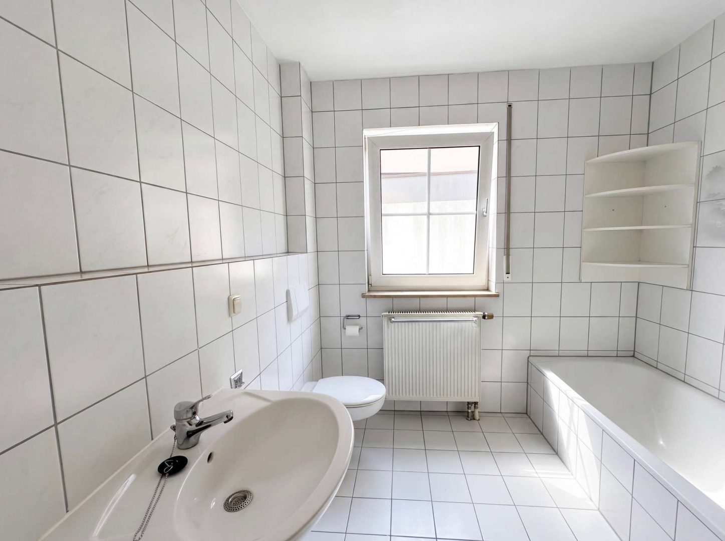 Badezimmer mit Dusche und Wanne (KI bearbeitet)