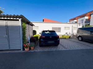 Stellplatz vor der Haustüre (KI bearbeitet)