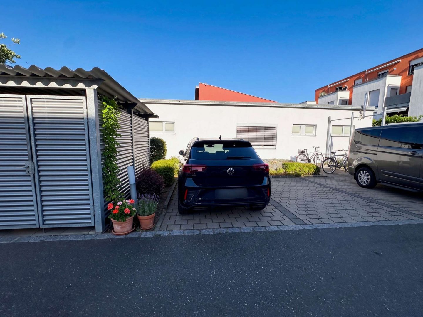 Stellplatz vor der Haustüre (KI bearbeitet)