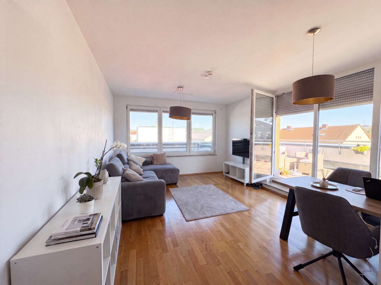 Wohnzimmer mit Zugang Dachterrasse (KI bearbeitet)